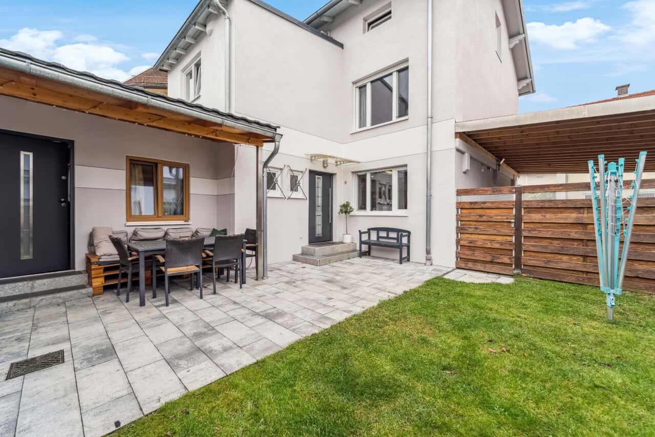Doppelhaushälfte mit viel Platz, Terrasse und Carport – zentral und dennoch ruhig in Altötting