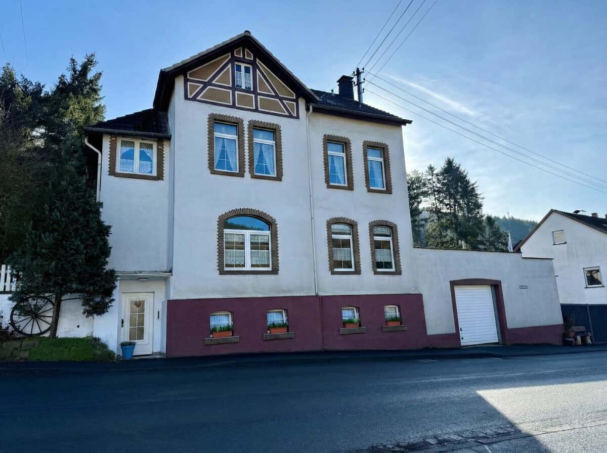 Mehrgenerationen-Traum in der Eifel: Großes Haus, riesiger Garten und Platz fürs Hobby