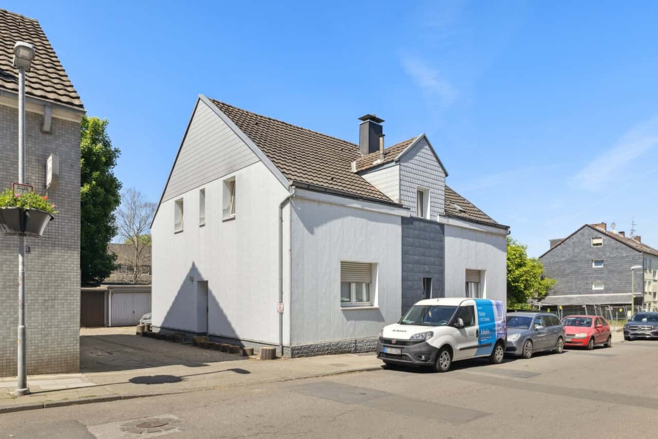 Viel Platz für Ihre Ideen – Zweifamilienhaus mit Charakter und 4 Garagen in Essen
