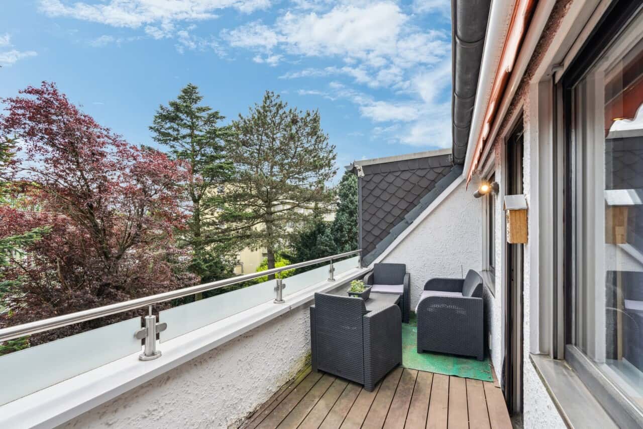 Charmante Dachgeschosswohnung mit großzügiger Loggia, Garage & Stellplatz