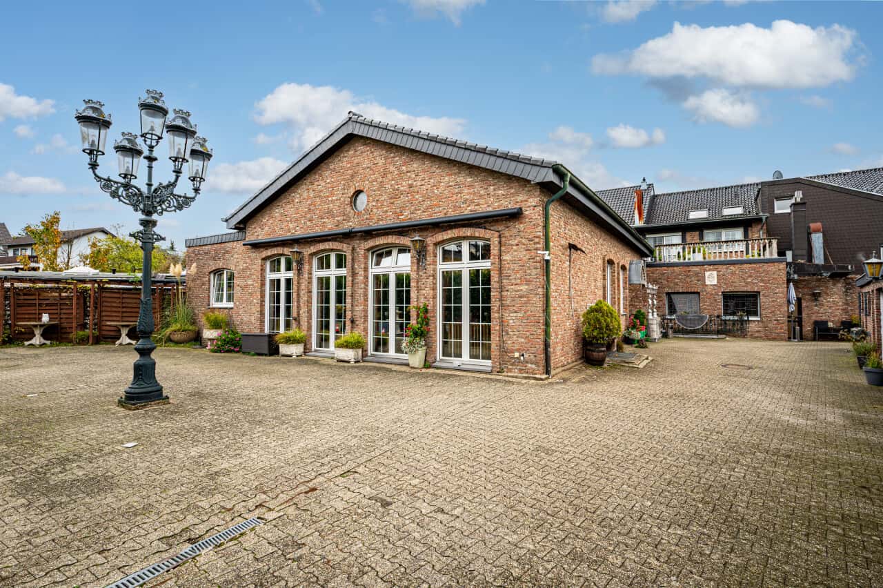 C21- Mehrfamilienhaus in Brand