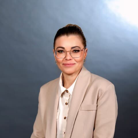 Frau Alina Henneberg